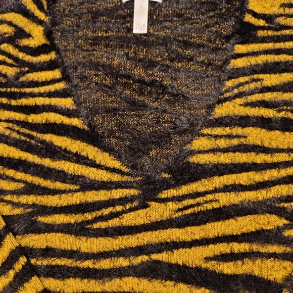 Leith Fuzzy Tiger Striped Top - Picture 5 of 7